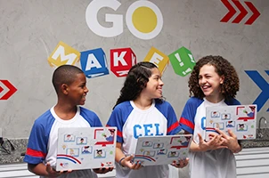 Alunos dos Anos Finais estudando programação e robotica no espaço Maker da unidade Barra da tijuca do colégio Cel.
