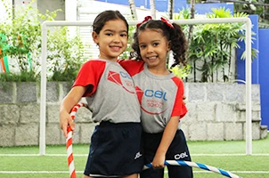 Alunas amigas e felizes brincando com seus bamboles na unidade lopes quintas do colégio Cel