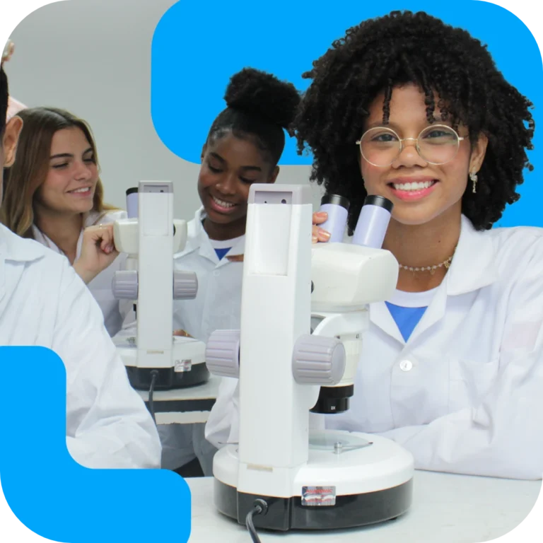 Aluna com microscopio sorrindo e orgulhosa de poder se desenvolver no Cel Intercutural School.