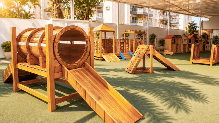 Área externa da Educação Infantil do Colégio CEL com brinquedos de madeira e circuito motor, em ambiente seguro e preparado para o desenvolvimento, a autonomia e a aprendizagem das crianças.