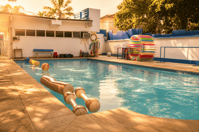 Piscina do Colégio CEL Lopes Quintas com estrutura para atividades aquáticas, natação e desenvolvimento motor na Educação Infantil e nos Anos Iniciais.